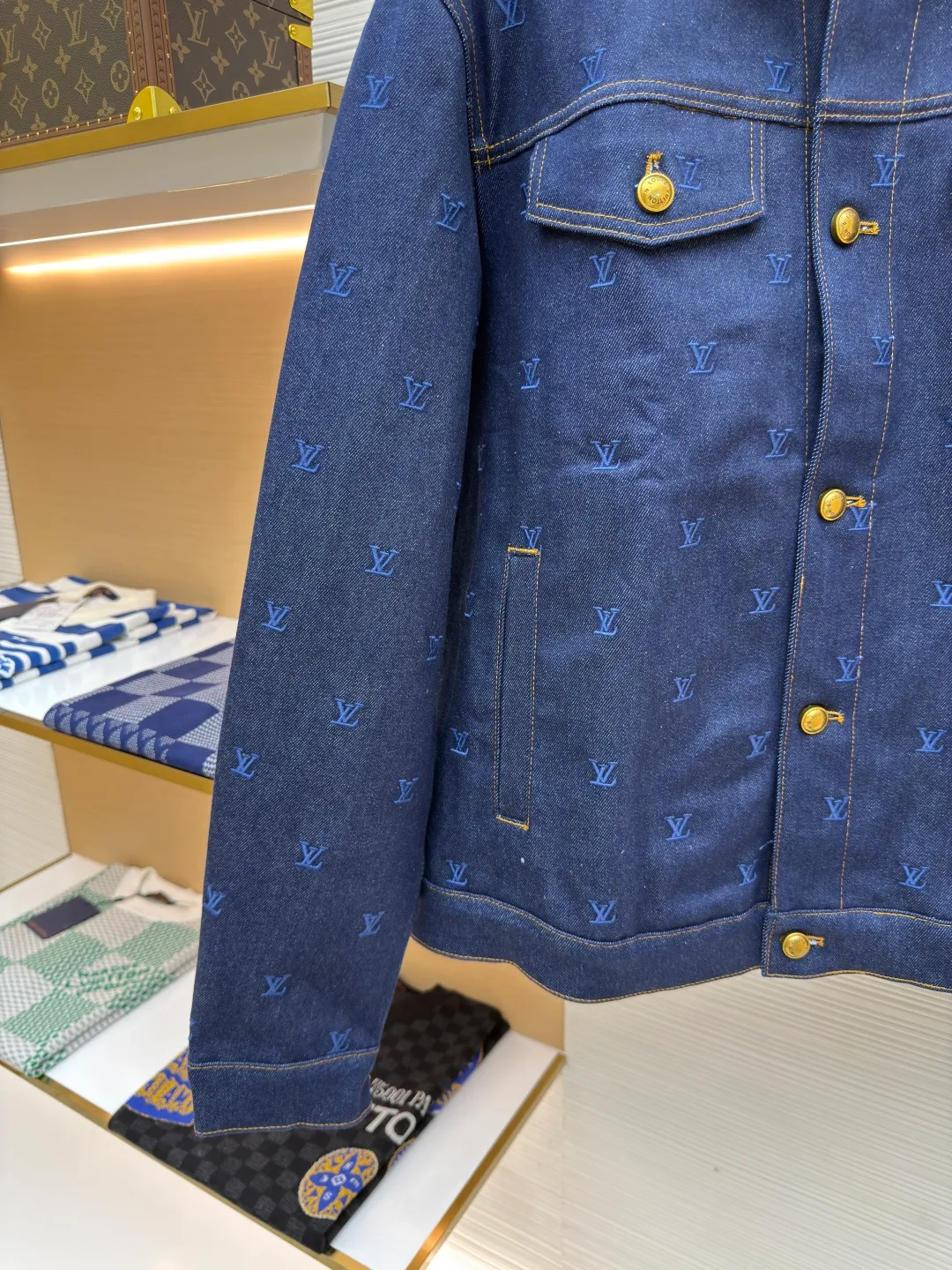 LOUIS VUITTON embroidered logo denim jacket ●Authentic product: purchased and developed by 26506 ●Item number: 1680016-B85 ●Fabric: denim fabric ●Technology: embroidery production ●Version: fitted version ●Weight: about 1290 grams ●Size: 46-48-50-52 ●Description: The fabric is made of 430g denim fabric, which feels breathable and comfortable after washing. Every detail is customized by YB, with matching patterns, custom hardware buttons, and leather tags that are highly restored, comparable to the original ones. It can be matched with the same style to create a fashionable look, and can be used in various occasions. Customized accessories, complete with three standards, same style for men and women!